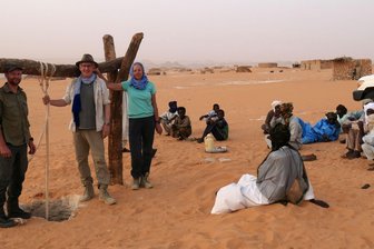 Von Limbach-Oberfrohna in die Sahara: Warum ein Oberfrohnaer Brunnen in der Wüste baut - Jens und Heidi Hering (Mitte) bereisen seit fünf Jahren den Tschad. Vor zwei Jahren haben sie dort das Versprechen abgegeben, in der Wüste einen Brunnen zu bauen.