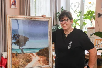 Von Limbach-Oberfrohna nach Mallorca: Perlenkünstlerin kämpft mit ihrer Kunst gegen Armut und Krankheit - Aus millimeterkleinen Perlen fertigt die Limbacherin Peggy Süß Bilder. Mit dem Verkauf der Bilder unterstützt die 51-Jährige einen guten Zweck.