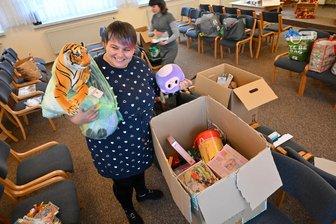 Von Limbach-Oberfrohna nach Montenegro: Womit machen Limbacher Kindern in Not eine Freude? - Saskia Peller verpackte am Samstag gemeinsam mit Mitgliedern der Adventgemeinde in Limbach-Oberfrohna Weihnachtspäckchen für bedürftige Kinder.