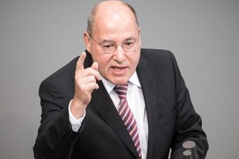 Von links hinten zurück nach ganz vorn - Gregor Gysi, Ex-Chef der Linksfraktion, will mehr Redezeit.