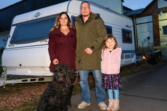 Von Lugau bis Lappland: Familie aus dem Erzgebirge tourt 16.000 Kilometer mit Wohnanhänger durch Europa - Mit ihrem Wohnanhänger „Uschi“ tourten Melanie (v. l.), Rico und Rosalie Förster – inklusive Hund Pongo – durch Europa.