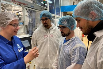 Von Madrid nach Pausa: 16 junge Leute aus Spanien starten Job bei Linhardt - Werksleiterin Julia Schröder zeigt Andres Gutierrez, Israel Garuacho und Daniel Hernandez (von links) eine Tube an der Pharma-Produktionslinie. Das Produkt ist für Augensalbe bestimmt.