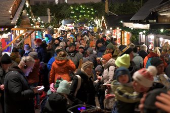 Von Mädelsabend bis Date-Night: Der Freiberger Christmarkt ist mehr als Kommerz - Andrang auf dem Freiberger Christmarkt in Freiberg.
