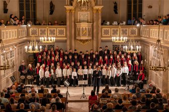 Von Märchenfilm-Musik bis Mundartlieder: Kinder- und Jugend-Chor aus dem Erzgebirge sorgt für volle Kirche - Die festlich beleuchtete St.-Jakobi-Kirche war die passende Kulisse für den Chor des Carl-von-Bach-Gymnasiums.