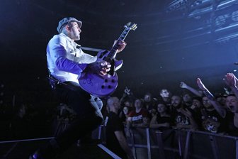 Von magischer Berühmtheit - Die Broilers sorgten am Mittwochabend erwartungsgemäß für ein ausverkauftes Haus. Und so verwundert es auch nicht, dass die Fans in der Zwickauer Stadthalle fast alle Titel der Band mitsingen konnten.