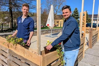 Von Maifest bist Oktoberfetzt: Diese Highlights gibt es 2026 in Börnichen - Julian Helwig (links) und Martin Trinks beim Schmücken des Saison-Biergartens in Börnichen.