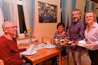 Von Mallorca in den Landkreis Zwickau: Gastronom kocht jetzt in Kirchberg - Karl-Heinz Schumacher aus Wilkau-Haßlau und seine Frau Petra haben Paella bestellt, die Robil Riad und seine Lebensgefährtin Heidi Leisching persönlich servieren.