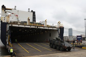 Von Marienberg nach Litauen: Soldaten trainieren Verlegung ins Baltikum - Nach zweitägiger Ostsee-Überfahrt mit einem angemieteten RoRo-Schiff wird die Technik im Hafen Klaipeda entladen. Hier rollt ein Radpanzer Boxer aus Marienberg vom Schiff.