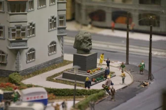 Von Marx bis Hartmann: Chemnitzer Modellbahnfreunde setzen 2025 auf die Kulturhauptstadt - Auch der Karl-Marx-Kopf ist im Kulturhauptstadtjahr auf der Modellbahnanlage des AMC zu sehen.