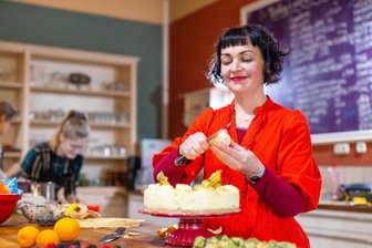 Von Matcha bis Macarons: Die Patisserie Bergmann lockt Feinschmecker ins Vogtland - In ihrer Küche ist Doreen Bergmann in ihrem Element. Hier wird ständig Neues ausprobiert.