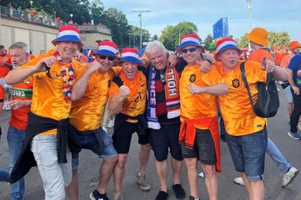 Von Maultaschen bis Major Tom und Hainichens Bürgermeister unter Holländern: Mittelsächsische Sportfreunde erleben EM-Spiele live im Stadion - Hainichener unter Holländern: Bürgermeister Dieter Greysinger (3. v. r.) besuchte am Freitag das EM-Spiel zwischen der Niederlande und Frankreich in Leipzig. Zum Achtelfinale am 2. Juli hat er ebenfalls Karten und hofft auf ein Wiedersehen mit den Fans in Orange. Dafür müssten die Niederländer ihre knappe Führung in ihrer Gruppe verteidigen.