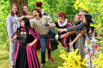 Von Me Too bis Gendern: Wie die Operette auf der Seebühne mit der Zeit geht - Das Mittelsächsische Theater hat am Montag in Kriebstein seinen Sommerspielplan vorgestellt. Die pink-schwarz kostümierten Darsteller gehören zu "Dame Kobold", die anderen sind im "Bettelstudent" auf der Seebühne der Talsperre zu erleben.