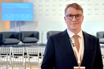 Von Meerane zur Münchener Sicherheitskonferenz: Wie ein Jurist aus Westsachsen internationale Politik erlebt - Der Meeraner Diplomjurist Leon Köhler vor der Veranstaltung der Wirtschaftskanzlei Freshfields, für die der 25-Jährige im Bereich der politischen Analyse arbeitet.
