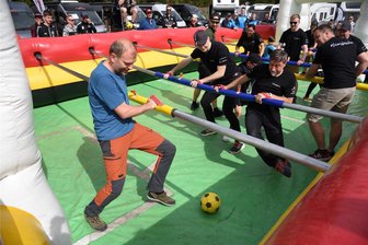 Von Menschenkicker bis Sportautos: Darum lockte das Unternehmen Vogtlandmobil viele Besucher nach Siebenbrunn - Insgesamt sechs Mannschaften aus Markneukirchen und der näheren Umgebung kämpften beim 1. Menschenkicker-Vogtlandmobil-Vereins-Cup beim Tag der offenen Tür des Unternehmens Vogtlandmobil um Preisgelder.
