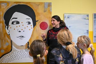 Von Michael Morgner bis Anke Kampe: Warum die Albert-Einstein-Grundschule in Chemnitz regelmäßig zur Kunstgalerie wird - Auch dieses Selbstporträt von Anke Kampe gehört zu den Werken, die derzeit in der Albert-Einstein-Grundschule gezeigt werden.