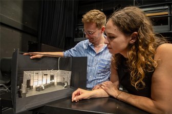 Von Migranten, Clowns und Ärzten: Wie Theater Europa sehen - Nikolai Kuchin und Tina Hübner haben das Bühnenbild für das Theaterprojekt „Inside Outside Europa“ entwickelt.