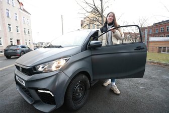 Von Miniauto bis Tierschicksal – was die Leser der „Freien Presse“ 2023 im Landkreis Zwickau am meisten bewegte - Mit ihrem 45 PS starken Mini-Auto fuhr die Fraureutherin Emily Schneider auf Platz 1 der meistgeklickten Beiträge des zu Ende gehenden Jahres.