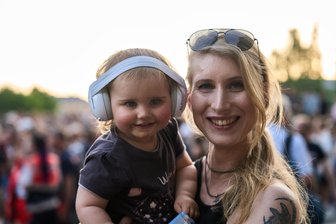 Von Mittelfingern und Kinderwagen: Kosmos-Festival als Treffpunkt der Generationen - Nie zu jung fürs Kosmos: Lia und Laura beim Konzert von Team Scheisse.