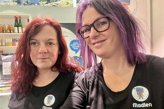 Von Mittweida nach Berlin: Das hat das Team vom Karlo-Regionalladen auf der Grünen Woche erlebt - Das Team vom Karlo Regionalladen aus Mittweida, Madlen Seigerschmidt (r.) und ihre Schwester Nicole Pönisch, hatten auf der Grünen Woche in Berlin einen eigenen Stand und haben Produkte aus Mittelsachsen präsentiert.