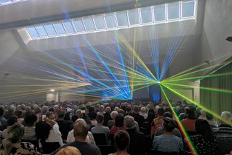 Von modern bis gemütlich: So erleben Gäste das neue Kulturhaus in Zschopau - Eine Lasershow stellte den krönenden Abschluss des Eröffnungsprogramms dar.