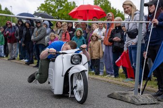 Von Moped-Limbo bis Ostblock-Raritäten: Das sind die coolsten Bilder vom Ifa-Treffen im Vogtland - Verrückter Wettbewerb: Wer schafft es mit seinem Moped unter der Messlatte hindurch?