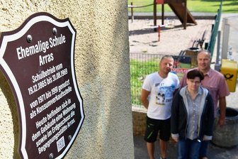 Von Mord bis Mühle: Was Sie noch nicht über die Region Erlau wussten - Das Erlauer Heimatschilderprojekt wächst über die Gemeindegrenzen hinaus. Nun findet sich etwa auch eine Tafel an der ehemaligen Schule in Arras. Am Projekt beteiligt sind unter anderem (v.l.): Robby Liebers aus Arras sowie Berit Wittke und Markus Ahnert aus Erlau. 