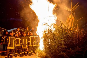 Von Müllabfuhr bis Knutfest: Wohin mit den alten Weihnachtsbäumen im Erzgebirge? - Rund 100 Weihnachtsbäume wurden im vergangenen Jahr beim Knut-Fest in Heidersdorf verbrannt.