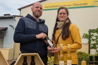 Von Mulda nach Costa Rica: Ein Imker wechselt die Bienenvölker - Heidi Walther (r.) übernimmt die Imkerei von Sylvio Braun (l.).