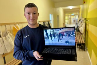Von Musical bis Bildungsreise: Diese Oberschule im Erzgebirge geht über den Lehrplan hinaus - Auch Joel Markstein von der evangelischen Oberschule wirkte am Weihnachtsmusical mit. Der 17-Jährige erstellte den Trailer.