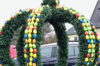 Von Musik bis Wandern, von Basteln bis Pflanzenbörse: Das ist Ostern im oberen Vogtland los - Seit 2. April ziert die Osterkrone den Dorfplatz in Posseck. Aufgestellt wurde sie von Mitgliedern des Heimatvereins am Palmsonntag bei Temperaturen um null Grad - die Besucher zog es rasch in die Hagerscheune.