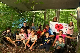 Von Nachtwanderung bis Paddeltour: Was kostet eigentlich eine Woche Ferienlager? - Der Bau eines regensicheren Unterstandes im Wald gehörte beim 29. DRK-Ferienlager in Seifersbach auch zum Programm. Knapp 50 Kinder waren dieses Mal dabei.