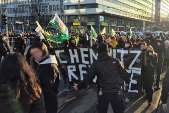 Von Nazi-Parolen bis Böllerwurf gegen Polizei: Mindestens 17 Verfahren gegen rechtsextreme „Chemnitz Revolte“ - Die Gruppe lief an der Spitze der Demonstration gegen die Eröffnung der Kulturhauptstadt.