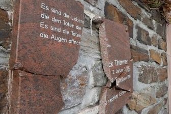 Von Neonazis getötet: Gedenktafel für Patrick Thürmer erneut zerstört - Die Gedenktafel am Denkmal an der Auffahrt zum Pfaffenberg ist das zweite Mal komplett zerstört worden.