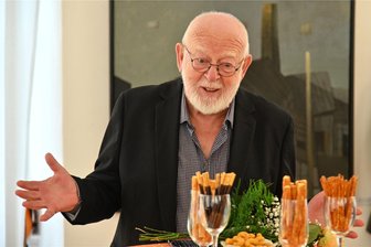 Von Netzschkau nach Neustrelitz: Der Maler und Grafiker Joachim Lautenschläger begeht seinen 80. Geburtstag - Joachim Lautenschläger bei der Eröffnung der Ausstellung im Neuberin-Museum.