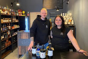 Von neuen Partnern, Läden und Klassenräumen: Vier gute Nachrichten aus Mittelsachsen - Ole Pusch und Mitarbeiterin im neuen Geschäft von Fliege 52 in der Freiberger Burgstraße.