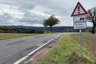 Von neuen Straßen, einem Spielplatz und Tiernachwuchs: Vier gute Nachrichten aus Mittelsachsen - Der Anfang der Straße nach Braunsdorf, links am Horizont Schloss Augustusburg.