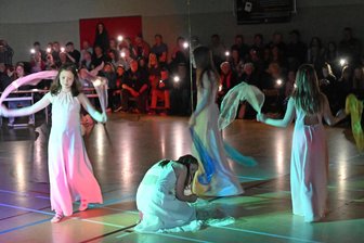 Von Nirvana bis Aschenbrödel: Saydaer Oberschüler gestalten begeisternde Talentschau - Der Tüchertanz der Dance Sisters aus den 5. Klassen. Sie errangen den 2. Platz.