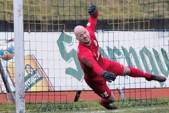 Von Null auf Hundert ins VFC-Tor - Jakob Pieles steht seit drei Spielen im Tor des VFC Plauen. Hier ist er beim zweiten Gegentreffer im Derby gegen den VfB Auerbach machtlos. Beim ersten Auerbacher Tor hielt Pieles erst stark, kassierte dann aber den Abpraller. Am Ende drehte der VFC das furiose Spiel und gewann mit 4:2.