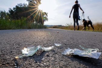 Von Obelix bis Hundekot: Mit dem Bauhof auf Müllrunde durch Hohenstein-Ernstthal - Zerbrochenes Glas, wie hier auf dem Radweg beim Ziegeleiteich, ist eine Gefahr für Mensch und Tier, deshalb reagiert der Bauhof sofort, wenn er so etwas sieht. Regulär sind die Mitarbeiter zweimal wöchentlich unterwegs. Eigentlich würden sie diesen Zeit gerne ihrer eigentlichen Arbeit widmen, dem Grünschnitt zum Beispiel.