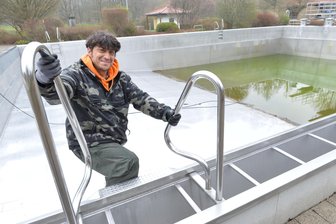 Von Oederan über Falkenau bis Niederwiesa: Freibäder im Raum Flöha bereiten Saison vor - Im Erlebnisbad Oederan hat Schwimmmeister Lars Meike mit der Grobreinigung des Schwimmerbeckens begonnen. Zugleich wird die Technik überprüft und gewartet.