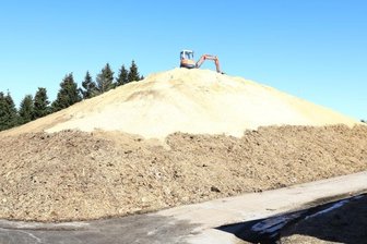 Von Olympia bis Schülercup - Durch den nach Ende des vergangenen Winters deponierten Schnee, der im November zum Präparieren der Loipen in der Skiarena ausgebreitet wurde, können die Oberwiesenthaler bereits seit drei Wochen auf Naturschnee trainieren. 