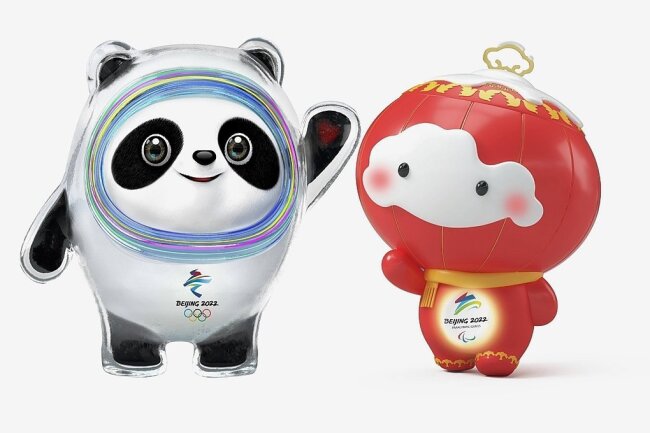 Von Olympia bis zur Fußball-WM: Das sind die Sport-Highlights 2022 - Die Maskottchen für Peking 2022: Panda Bing Dwen Dwen (l.) soll als Botschafter für den Wintersport dienen. "Bing" bedeutet Eis und symbolisiert auch Reinheit und Stärke, und "Dwen Dwen" ist ein Symbol für Kinder. Shuey Rhon Rhon (r) heißt das Maskottchen, ein Laternenkind, der Paralympics. 