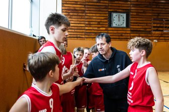 Von Olympia in die kleine Schulturnhalle: Warum ein Trainer von Weltformat junge Basketballer in Chemnitz betreut - Gemeinsam zum Sieg: Torsten Loibl hat die Jugendmannschaft des ESV Lok zum Titelgewinn in der Oberliga geführt.