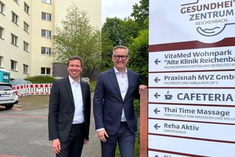 Von OP-Saal bis Thai-Massage: Wie aus der insolventen Paracelsus-Klinik Reichenbachs Gesundheitszentrum geworden ist - Investor Kilian Lange (l.) und MVZ-Geschäftsführer Thomas Hohlfeld vor einem der Wegweiser.
