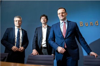 Von Oppenheimer zu Drosten: Wie Wissenschaftler zu Meinungsführern werden - Christian Drosten (Mitte) im März 2020 mit Lothar Wieler (l.) vom Robert-Koch-Institut und dem damaligen Bundesgesundheitsminister Jens Spahn (CDU) in der Bundespressekonferenz.