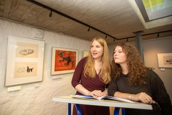 Von Orang Utan bis Stadtfüchsin: Neue Ausstellung im Plauener Erich-Ohser-Haus bietet Tierisches - Galeristin Sarah Kühnel und Musikerin Artemisia Wirth (rechts) bei der Ausstellungseröffnung.