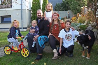 Von Panama in die Heimat: Familie aus Westsachsen kehrt nach 25.000 Reisekilometern überraschend zurück - Mit ihren Kindern Thorin, Raiana und Majvi (v. l.) freuen sich Sabrina und Patrick Pätzold auf die Weihnachtszeit. Nichte Elita (re.) ist auch froh, dass die Fünf derzeit zuhause sind.