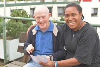 Von Papua-Neuguinea nach Freiberg: „Sei stark und lebe dein unabhängiges Leben“ - Stephaney Romrundi (24) mit Diakoniebewohner Mathias Tzscheutschler (62).