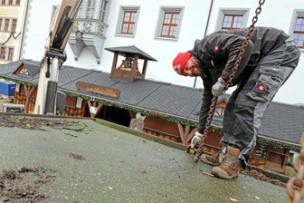 Von Parkplatz bis WC: Praktische Tipps für den Besuch des Christmarktes in Freiberg - Patrick Arnold löst die Verankerungen der Eierlikör-Hütte auf dem Freiberger Christmarkt.