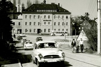 Von Partystimmung bis Prüfungsstress: Dieses Haus im Erzgebirge hat fast alles erlebt - Das Haus Bärenstein in den 1970er-Jahren. 2026 werden gleich zwei Jubiläen gefeiert, die mit dem Gebäude verbunden sind.